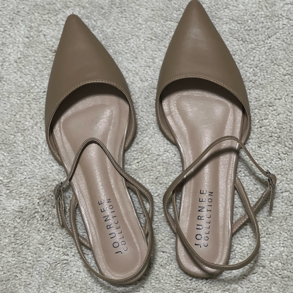 Journee Collection Women's Brown Pointed Flats
